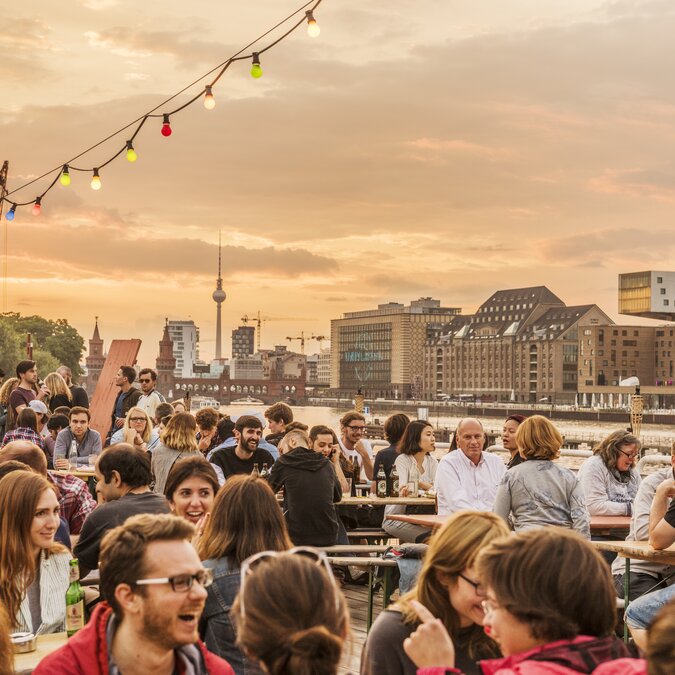 Sommerbar in Berlin am Wasser und Stadt im Hintergrund | © visitBerlin / Dagmar Schwelle