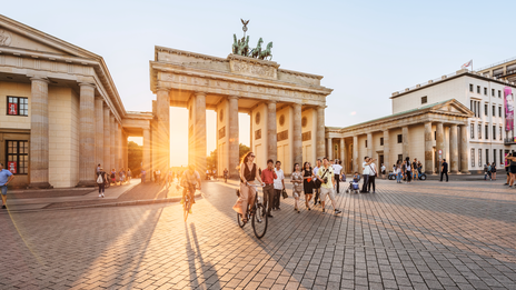 Platz vor dem Brandenburger Tor mit dem Tor im Hintergrund | © visitBerlin / Dagmar Schwelle