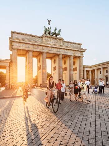 Square in front of the Brandenburg Gate with the gate in the background | © visitBerlin / Dagmar Schwelle