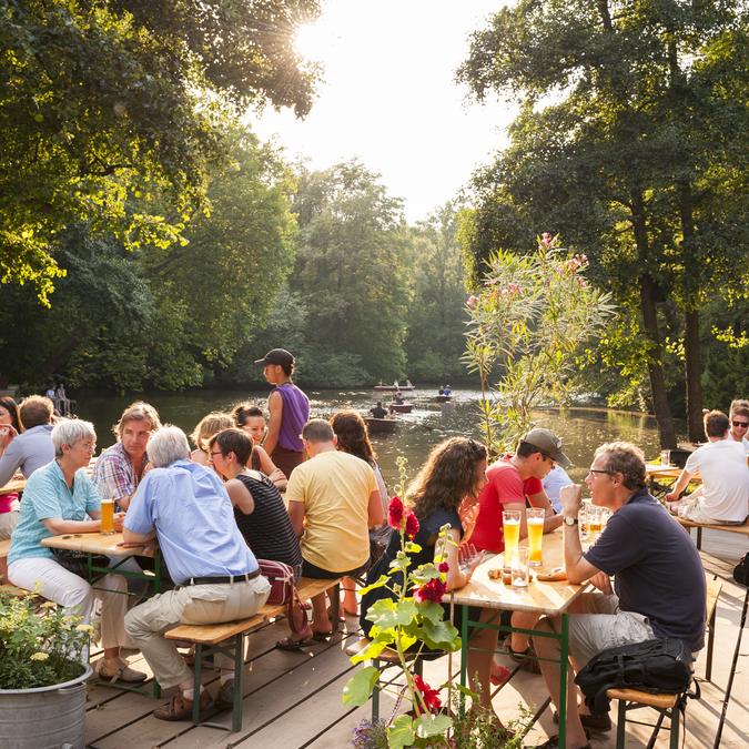 Menschen in einer Bar an einem See im Grünen im Sommer | © visitberlin / Philip Koschel