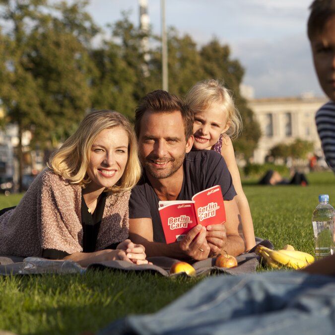 Familie in Berlin mit Berlin Welcome Card | © visitBerlin / Thomas Kierok