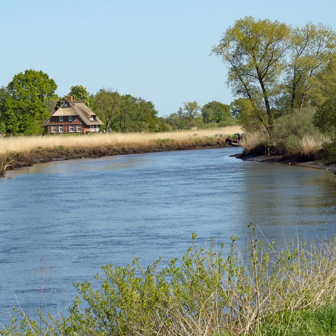 Traditionelles Haus am Fluss Wümme in der Landschaft von Blockland, einem Landkreis der Stadt Bremen