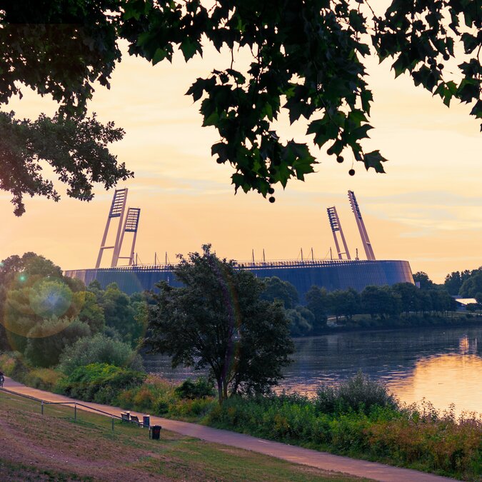 Das Fussballstadion in Bremen am Osterdeich in der Morgendämmerung, wo die Weser einen grossen Bogen macht | © shutterstock / 1159903330