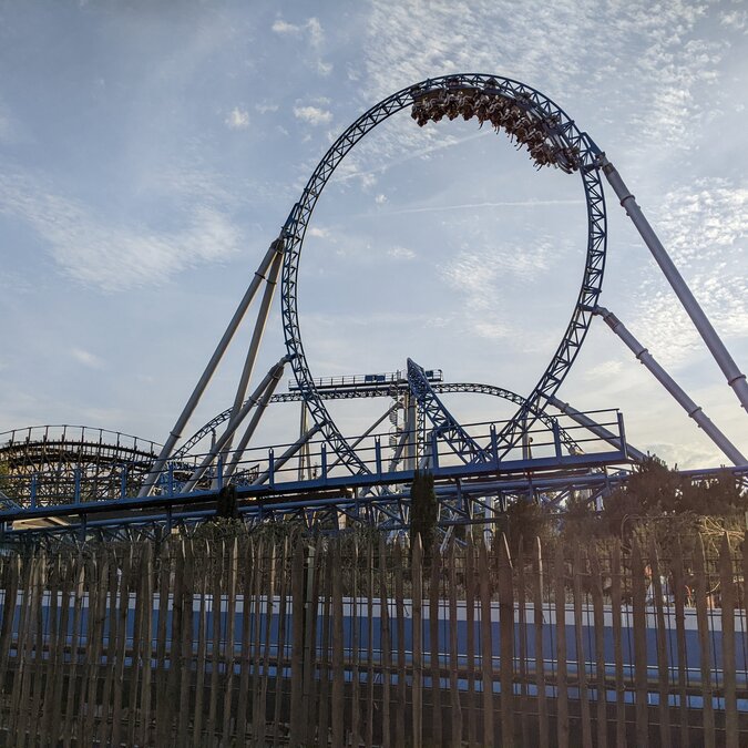 Spectacular mega coasters in the Icelandic area of Europa‑Park Rust | © shutterstock_2236734061