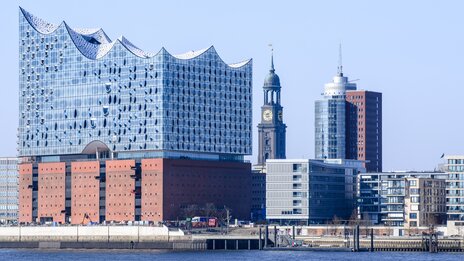 Hafenstadt Hamburg | &copy; Shutterstock 528256492