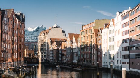 Hamburger Kanal mit Blick auf Elbphilharmonie