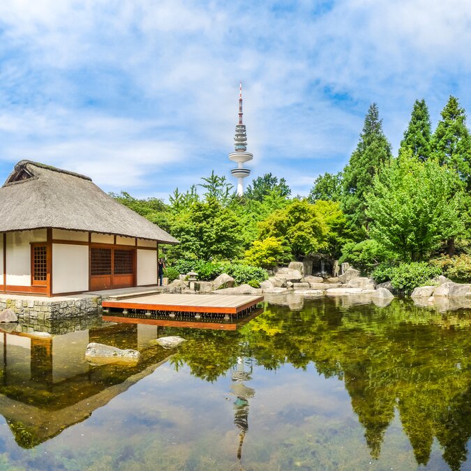 Beautiful view of the Japanese Garden in Planten um Blomen Park with the famous Heinrich Hertz Tower radio communication tower in the background, Hamburg, Germany | © Shutterstock 298132502