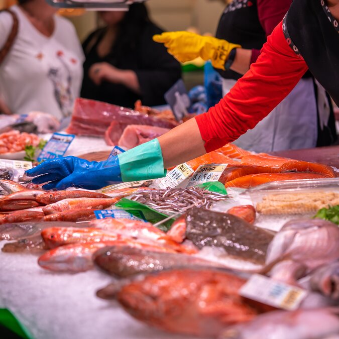 Grosse Menge an frischem Fisch auf dem Fischmarkt | © Shutterstock 2194414087