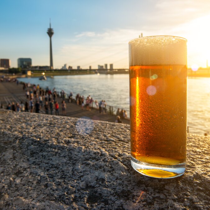 Vieille bière fraîche de Dusseldorf (Altbier) au coucher du soleil d'été, Allemagne | © Shutterstock 524887618