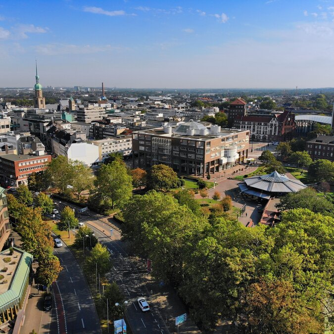 Blick über Dortmund mit Grünanlage, Gebäuden und Kirchturm bei Tageslicht | © shutterstock_2494367291