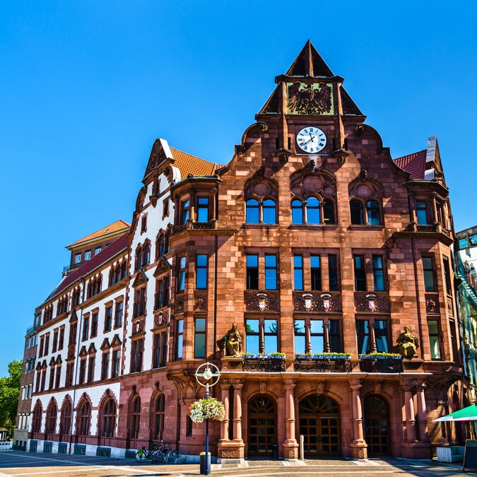Historisches Gebäude in Dortmund mit verzierter Fassade und Uhrturm unter blauem Himmel
 | © shutterstock_2234645377