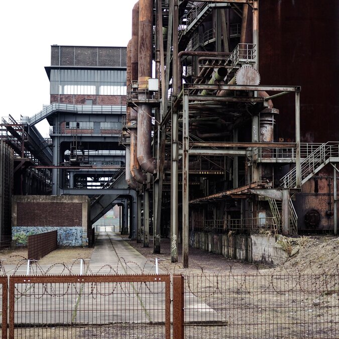 Industrieanlagen der Kokerei Hansa in Dortmund mit stillgelegten Rohrsystemen und Stahlkonstruktionen | © shutterstock_1061459825