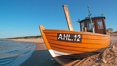 Boot am Strand auf der Insel Rügen | &copy; Shutterstock 761792947