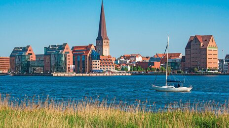 Blick über den Fluss Warnow nach Rostock | &copy; Shutterstock 525921883