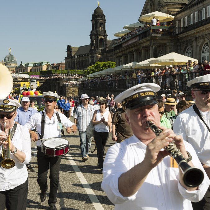 Blasmusikanten in Uniform auf einer Strassenparade | © Sven Doering Agentur Focus