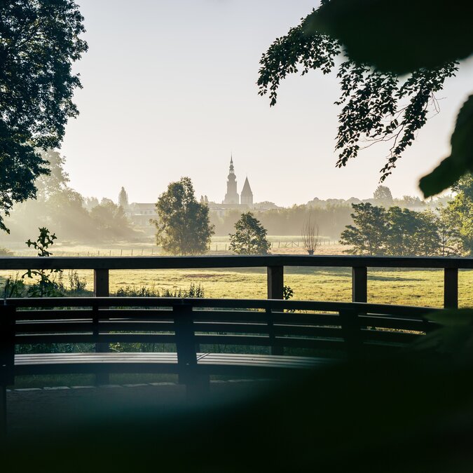 Blick von Caspar David Friedrich bei Greifswald auf das Stadtbild und die Wiesen davor mit neuem Rastplatz | © Shutterstock 2483120849