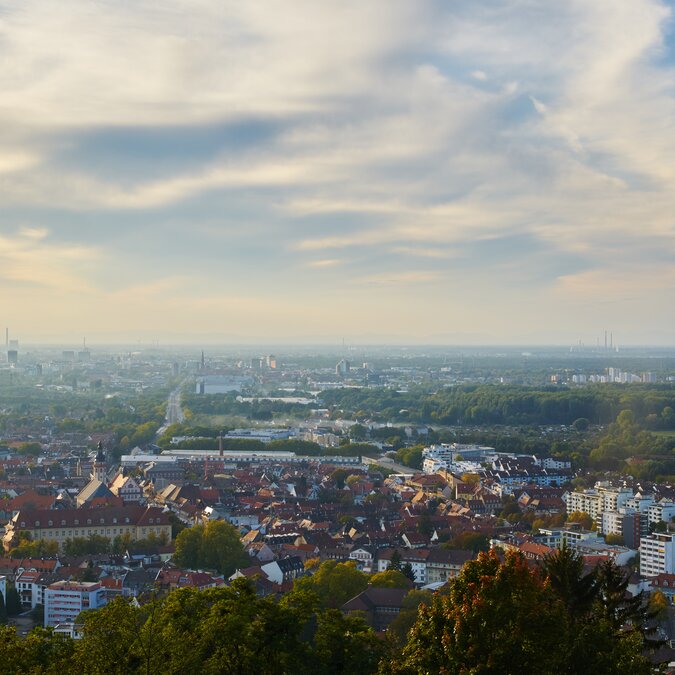 Blick vom Turmberg über Karlsruhe und die Rheinebene bei Abendlicht | © shutterstock_343267016