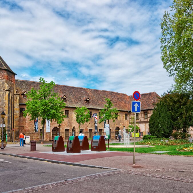 Le musée Unterlinden dans la vieille ville de Colmar, dans le Haut-Rhin, en Alsace, en France. Des personnes sur le fond | © Shutterstock 519793369