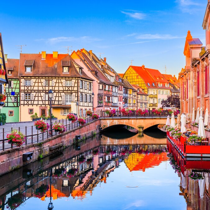 Colmar, Alsace, France. Petite Venise, canal d'eau et maisons traditionnelles en bois. | © Shutterstock 2201356913