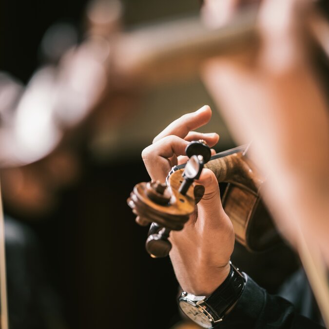 Asiatische Violinspielhandschuhe, Nahaufnahme | © Shutterstock 1697571577