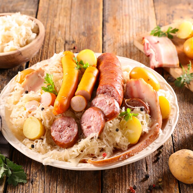 choucroute traditionnelle au chou, aux pommes de terre et à la saucisse - choucroute française | © shutterstock 1816155653