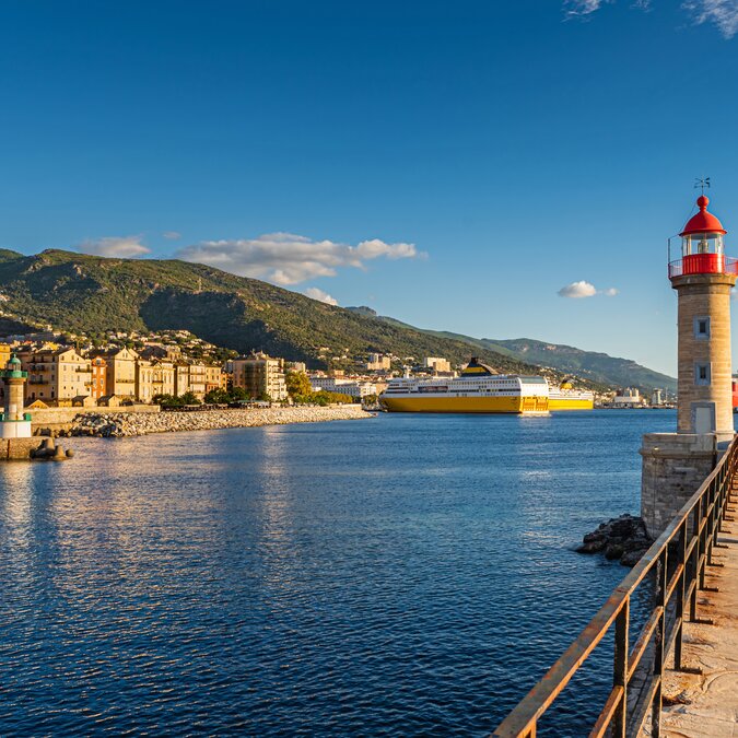 Hafen und Leuchtturm in Bastia auf Korsika | © shutterstock 2215651137
