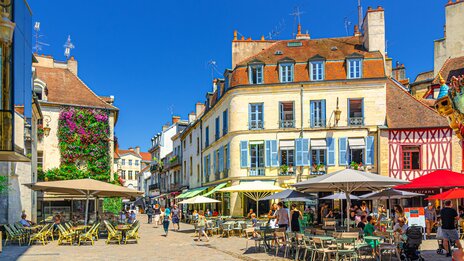 Dijon Altstadt Platz mit Cafès und Besuchern | © Shutterstock 2546747245