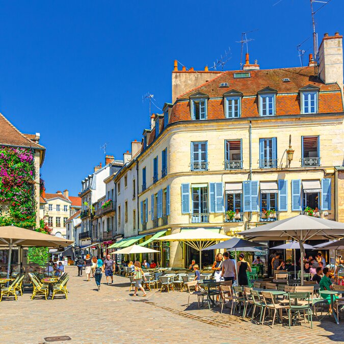 Dijon Altstadt Platz mit Cafès und Besuchern | © Shutterstock 2546747245