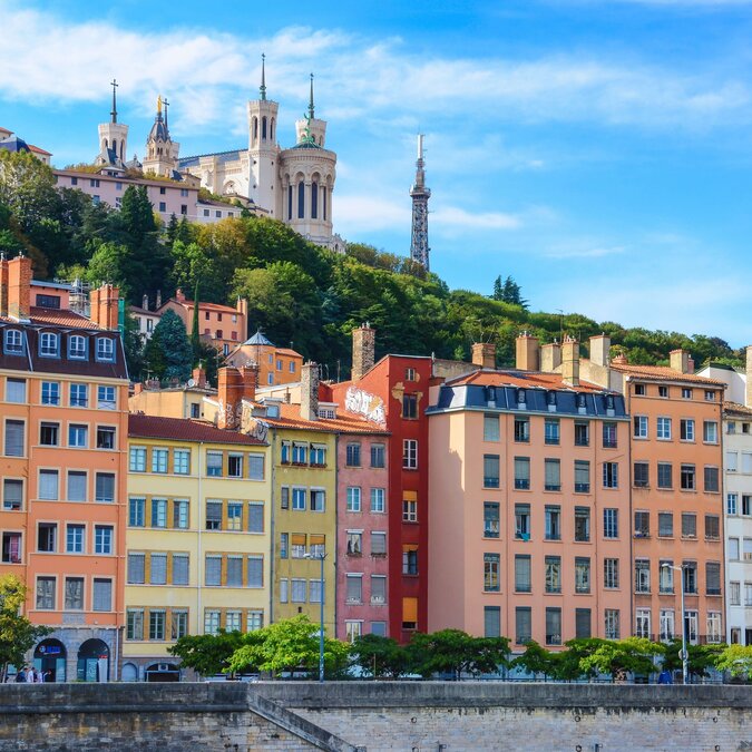 Blick von der Saône auf die Basilika La Fourvière