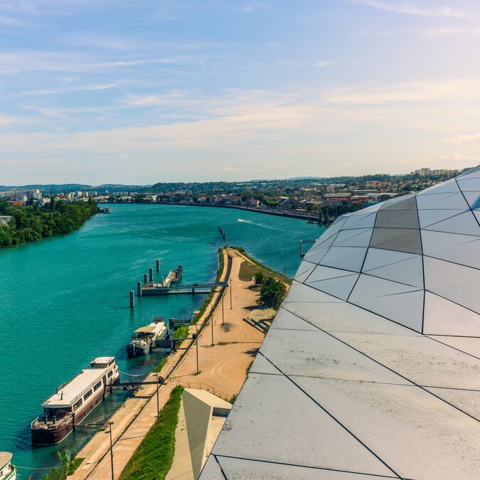 Blick auf den Zusammenfluss der Flüsse Saone und Rhone in Lyon in Frankreich während eines Sommertags | © Shutterstock 2387390745