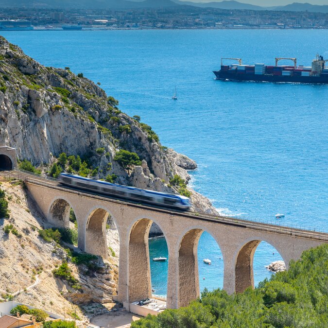 Train de la Côte Bleue auf Viadukt bei Marseille
 | © shutterstock 1417544600