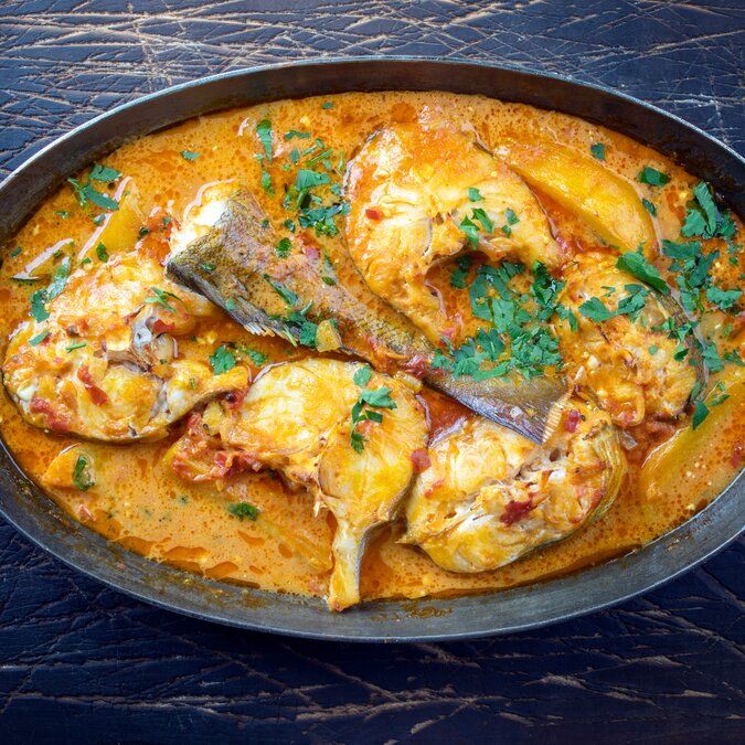 Homemade traditional bouillabaisse in a copper pot | © Shutterstock 2140791019