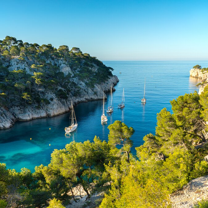 Vue sur la calanque de Port Pin à Cassis , France. | © Shutterstock 1420499792