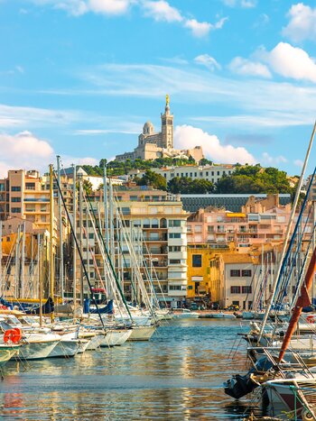 Der alte Vieux Port von Marseille mit Notre Dame de la Garde im Hintergrund | © Shutterstock 125321546