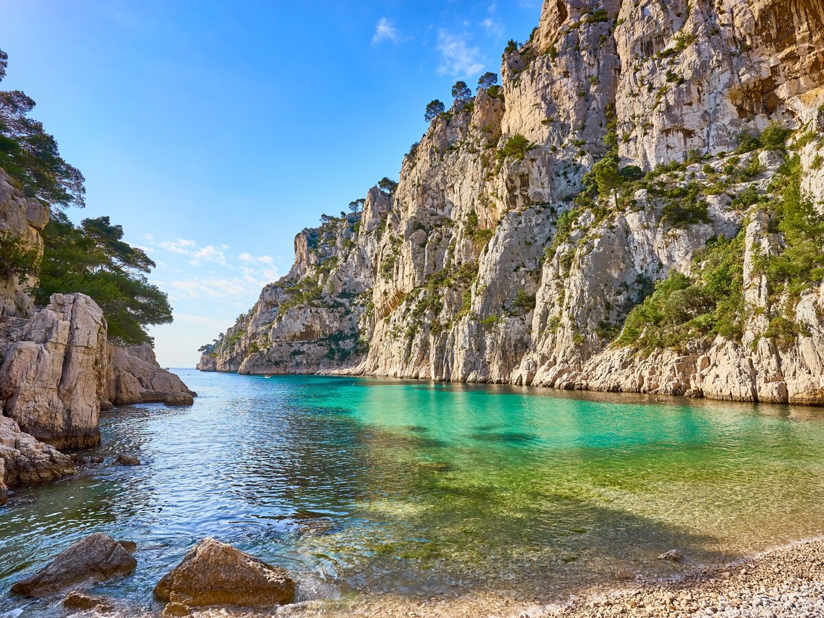 Calanque "d'En-Vau" im Calanques Nationalpark neben Marseille in Provence, Südfrankreich. Die französischen Fjorde. | © shutterstock_2182288011