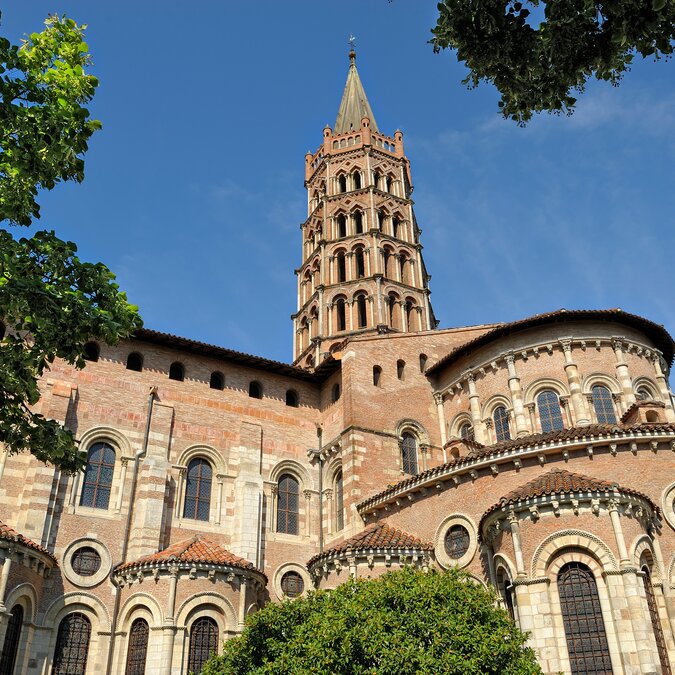 Aussenansicht der Basilika mit einem stolzen Turm, zahlreichen Fenstern und umrahmt von Bäumen | © shutterstock / 79360345