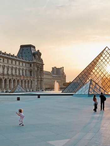 Louvre with the pyramid in Paris | © ATOUT FRANCE/Maurice Subervie