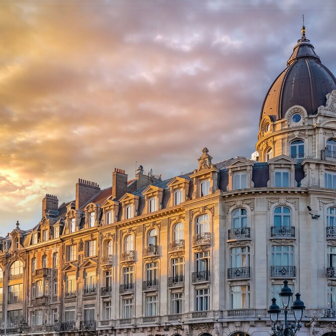 Paris, ancienne façade du boulevard Hausmann avec une belle coupole | © Shutterstock 2314208205