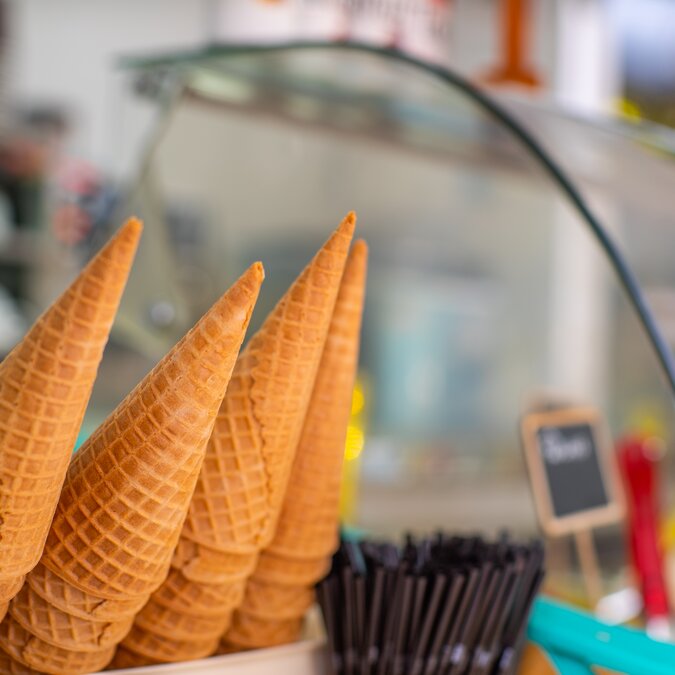 Ice cream slice background. Selling ice cream on the street. | © Shutterstock 2010045959