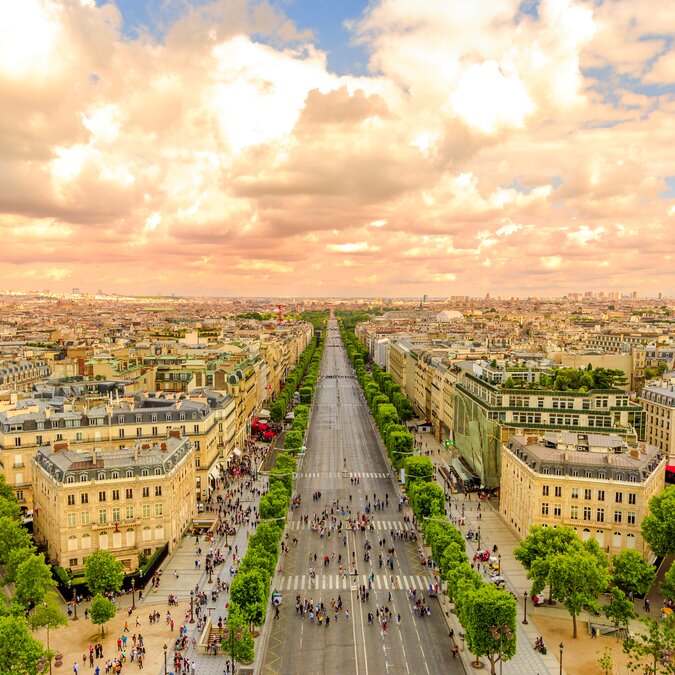 Luftbild der Skyline von Paris vom Arc de Triomphe bei Sonnenuntergang. Triumphbogen am Place Charles de Gaulle mit autofreier Avenue Champs Elysees | © Shutterstock 1947099166