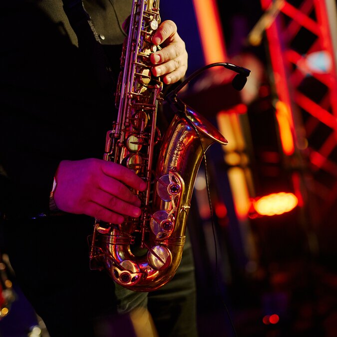 Jazz musicians in the restaurant in the evening. | © Shutterstock 2095019728