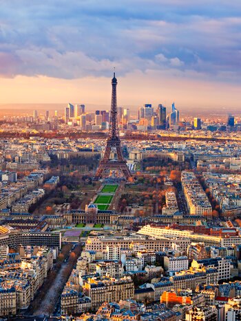 Das Panorama von Paris mit dem Eiffelturm bei Sonnenuntergang. | © shutterstock 122085496