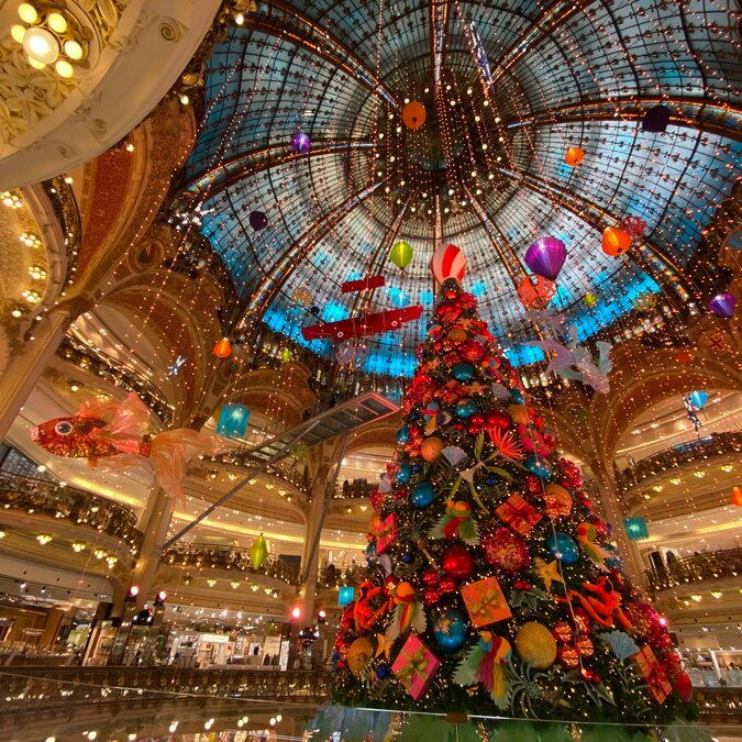 Weihnachtsbaum und farbenfrohe Dekorationen unter der Kuppel der Galeries Lafayette in Paris, Frankreich. | © shutterstock / 1936964878