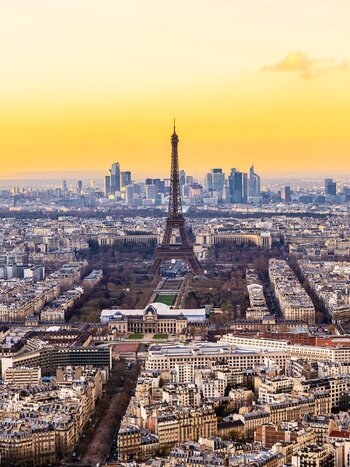 Vue aérienne de Paris avec la Tour Eiffel au centre | © Shutterstock 2399064629
