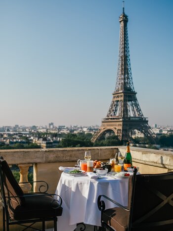 Paris Petit déjeuner à la Tour Eiffel | © Shutterstock 2461594087