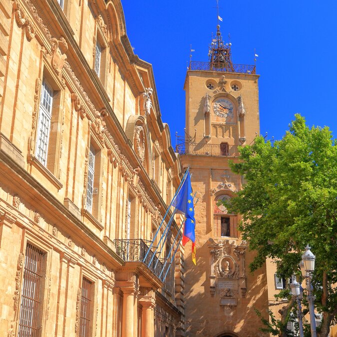 Das Hôtel de Ville in Aix-en-Provence mit seinem historischen Uhrturm ist ein beeindruckendes Beispiel provenzalischer Architektur und ein zentraler Ort der Altstadt. | © shutterstock / 321846779