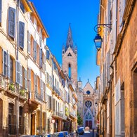 Aix-en-Provence, picturesque alley in the old town | © shutterstock 2461619501