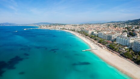 Cannes Küste & Promenade | &copy; shutterstock_2332612263