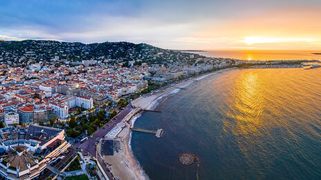 Cannes bei Sonnenuntergang | &copy; shutterstock_2385346067
