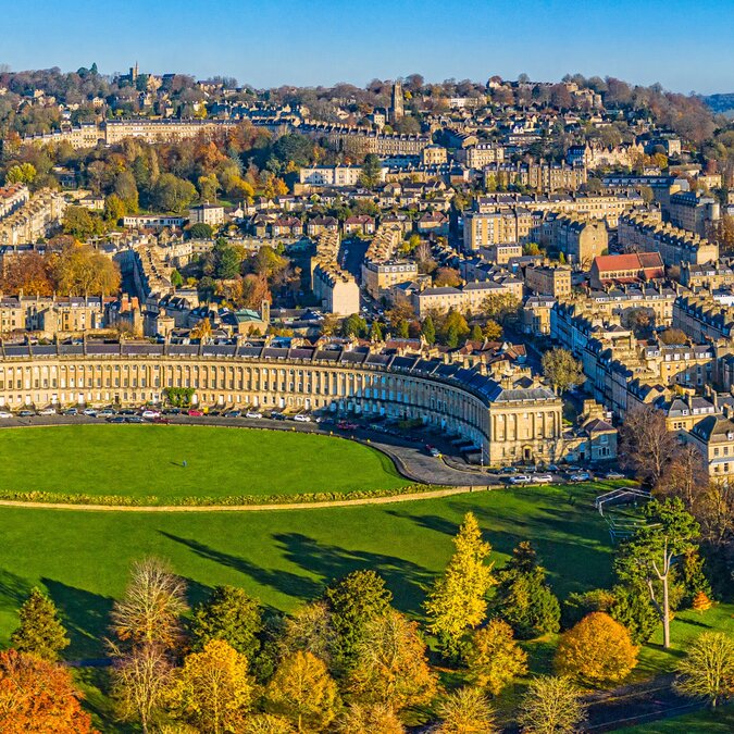 Panorama von Bath mit historischen Häusern, Grünanlagen und Umgebung | © shutterstock_2442023037
